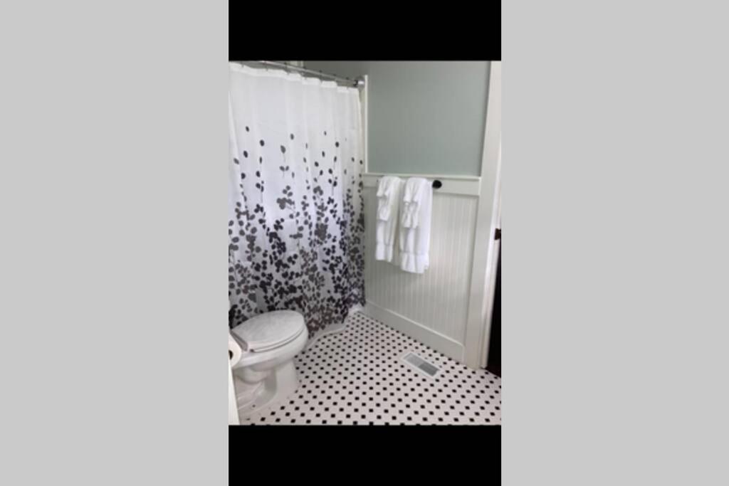Tucked Away Newly Renovated 2 Bedroom/ 1 Bath Sleeps 8 Beaufort Buitenkant foto