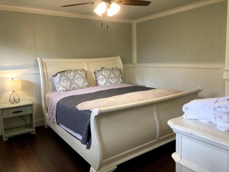 Tucked Away Newly Renovated 2 Bedroom/ 1 Bath Sleeps 8 Beaufort Buitenkant foto