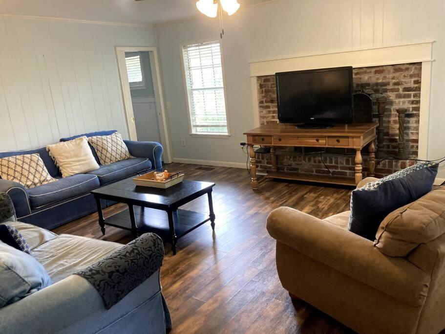 Tucked Away Newly Renovated 2 Bedroom/ 1 Bath Sleeps 8 Beaufort Buitenkant foto